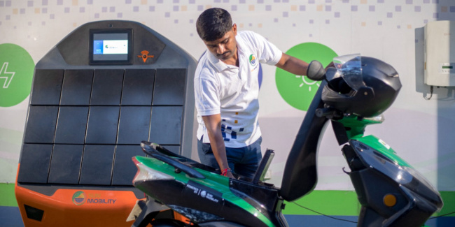 electric scooters, india, sun mobility, zomato, zomato to integrate 50,000 electric scooters into fleet