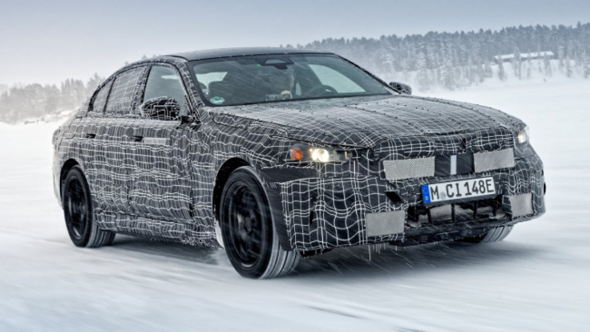 Camouflaged BMW i5 winter testing (official picture) - front tracking