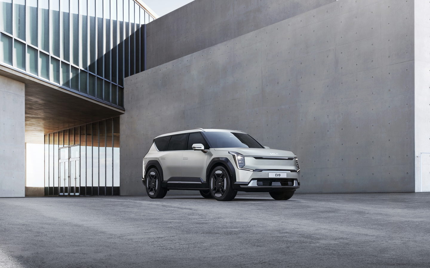 electric cars, seven-seater, suv (large), seven-seat kia ev9 suv gets up to 336 miles of range and ultra-rapid charging