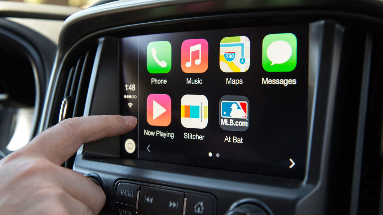 gm won't offer apple carplay, android auto in its future evs