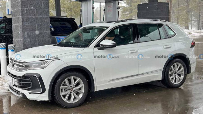 volkswagen, volkswagen tiguan, new-gen tiguan, new tiguan spied, new tiguan platform, new tiguan powertrain, new tiguan ehybrid, new tiguan design, new tiguan interior, new tiguan tablet-like infotainment, new tiguan mqb, volkswagen mqb, upcoming tiguan unveil, new tiguan debut, 2024 tiguan, india-bound 2024 tiguan, new tiguan cabin, new tiguan touchscreen, new tiguan features, new tiguan specifications, new tiguan india launch, , overdrive, new-gen volkswagen tiguan spotted testing