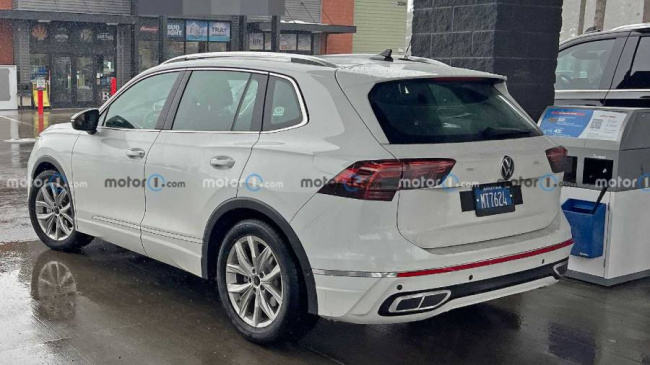 volkswagen, volkswagen tiguan, new-gen tiguan, new tiguan spied, new tiguan platform, new tiguan powertrain, new tiguan ehybrid, new tiguan design, new tiguan interior, new tiguan tablet-like infotainment, new tiguan mqb, volkswagen mqb, upcoming tiguan unveil, new tiguan debut, 2024 tiguan, india-bound 2024 tiguan, new tiguan cabin, new tiguan touchscreen, new tiguan features, new tiguan specifications, new tiguan india launch, , overdrive, new-gen volkswagen tiguan spotted testing