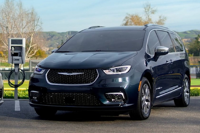 video, technology, new york auto show, chrysler unveils special pacifica minivan for autistic occupants