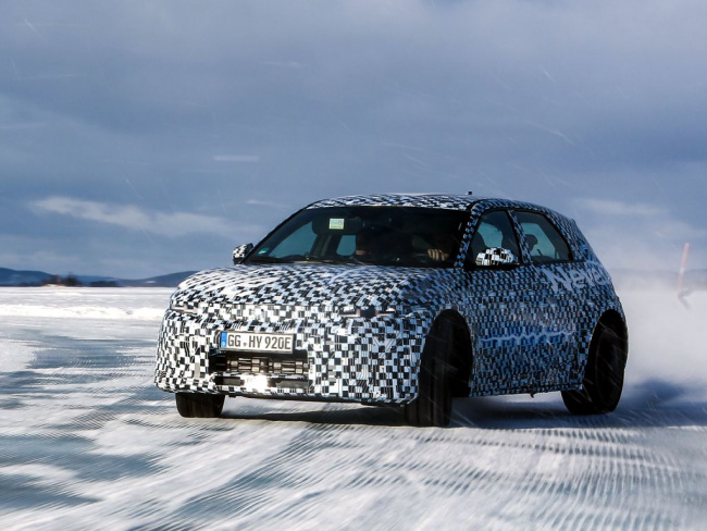 Nissan and Hyundai EVs cross polar paths