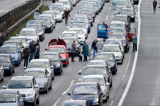 owning and running your car, top tips for surviving the easter bank holiday traffic rush