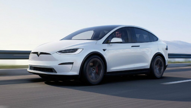 tesla model x crashes and catches fire killing 1 and injuring 3