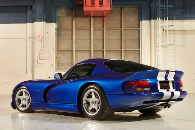 video, supercars, sports cars, offbeat, the original dodge viper had headlights with real blinker fluid