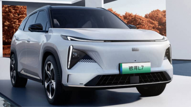 ev, phev, report, geely galaxy l7 phev suv spotted at the dealer in china. sales to start soon