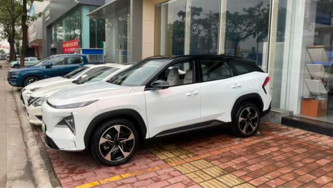 ev, phev, report, geely galaxy l7 phev suv spotted at the dealer in china. sales to start soon