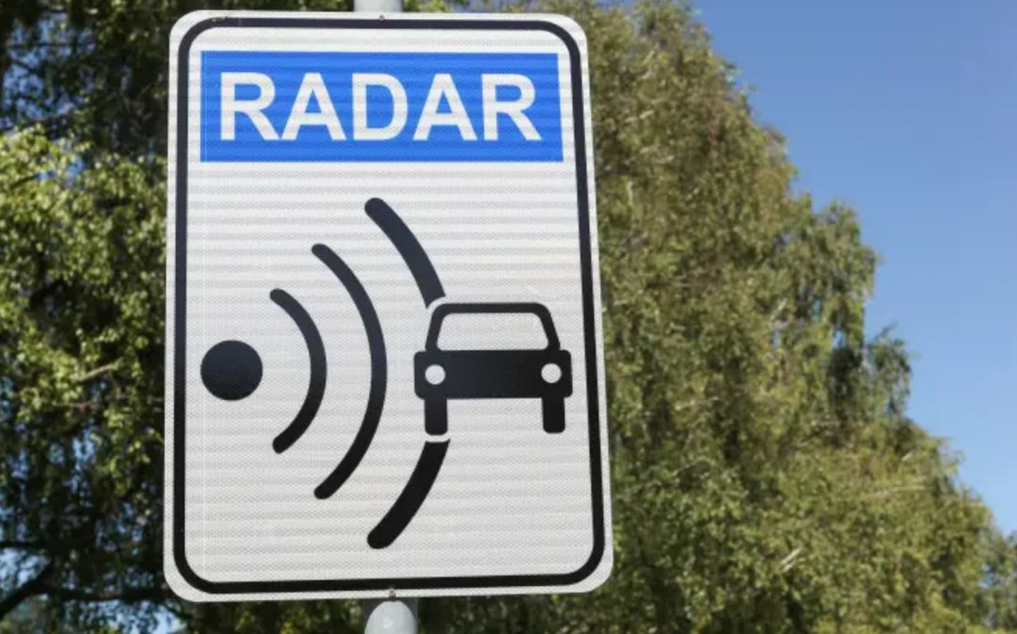 Reward traffic lights in France turn red for speeders