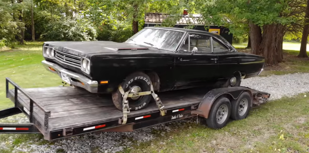 1969 plymouth roadrunner 426 hemi barn find, been sitting for nearly 30 years