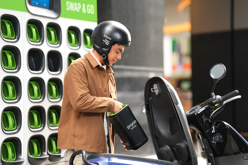 ayala corporation, battery swapping, e-scooter, globe, gogoro, battery-swapping gogoro scooters now in the ph