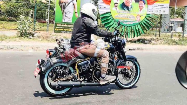 Royal Enfield Classic 350 Bobber with white wall tyres spied, Indian, Scoops & Rumours, Royal Enfield, Classic 350 Bobber, spy shot, Classic 350