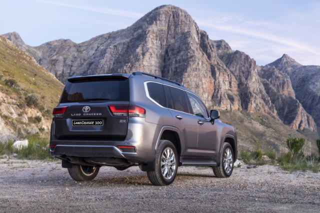 which toyota land cruiser 300 is better: diesel or petrol?