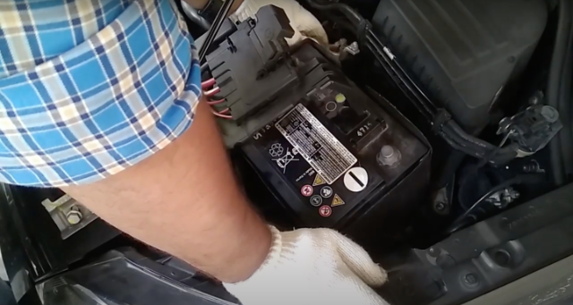 how to replace the car battery on a volkswagen polo