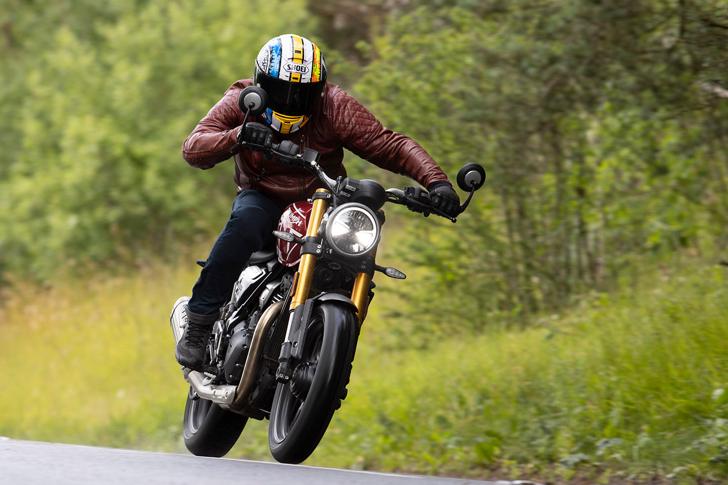 At speed, a bystander may mistake the Speed 400 for one of Triumph’s larger Modern Classics.