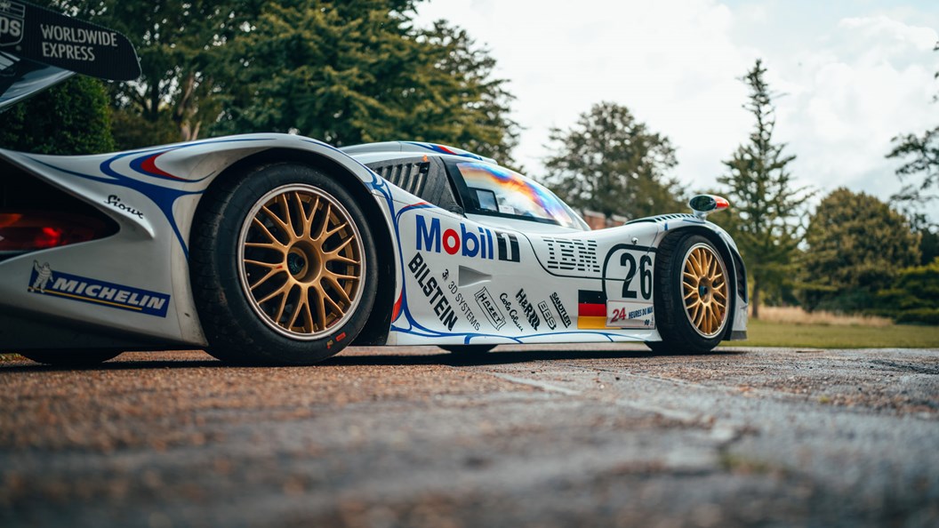 1998 Porsche 911 GT1 swooping lines