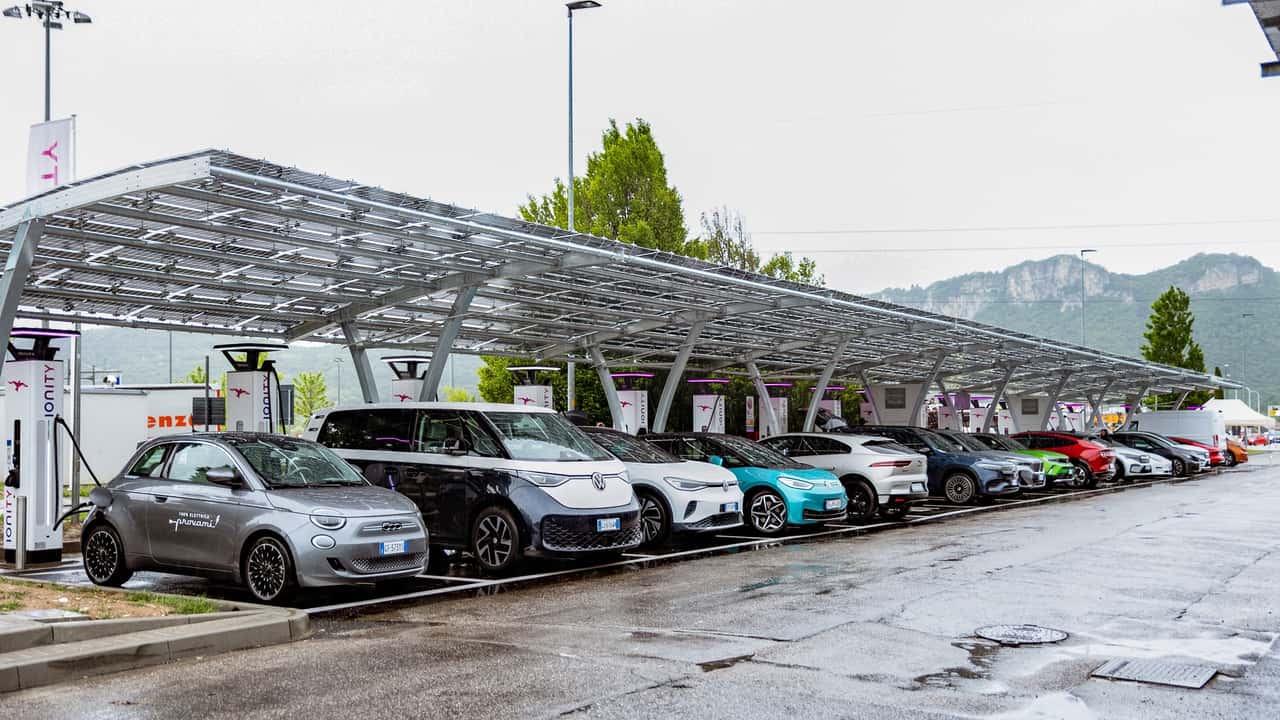 eu passes law requiring ev fast chargers every 37 miles on major highways