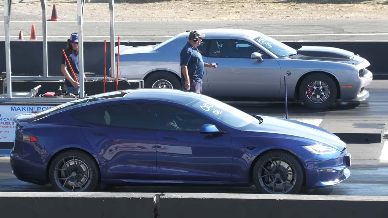 Tesla Model S Plaid Vs Dodge Challenger Hellcat drag race (Source: Wheels / YouTube)