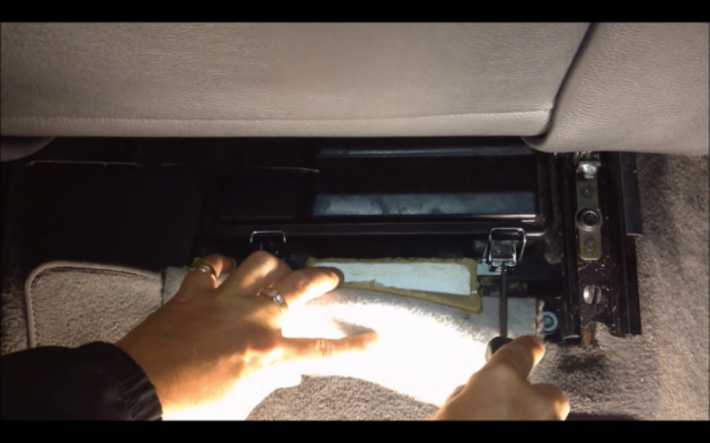 how to replace the car battery on a volkswagen touareg.