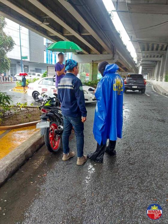 mmda, motorcycle safety, obstruction, mmda tickets riders who shelter under flyovers, footbridges