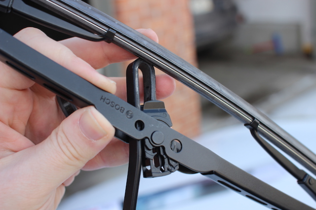 how to change wiper blades on a toyota yaris