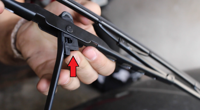 how to change wiper blades on a toyota yaris