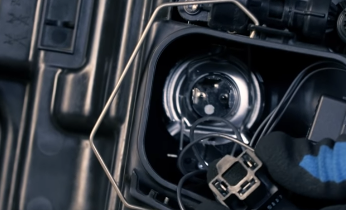 how to replace a headlight bulb on a volkswagen polo