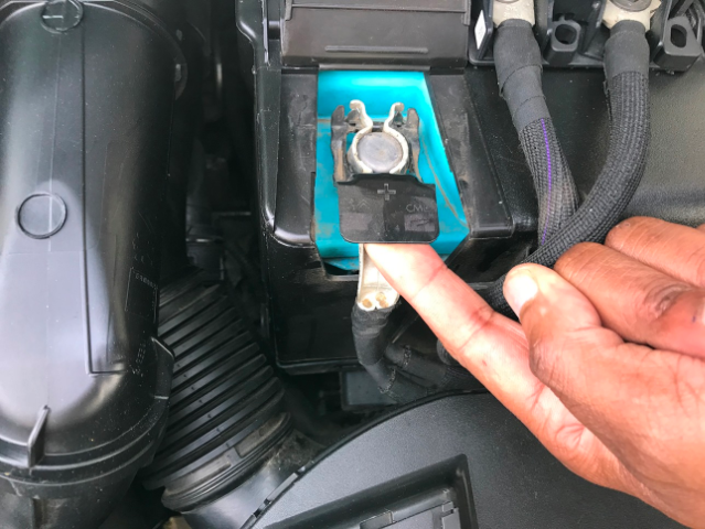 how to replace the car battery on a citroën c4 cactus