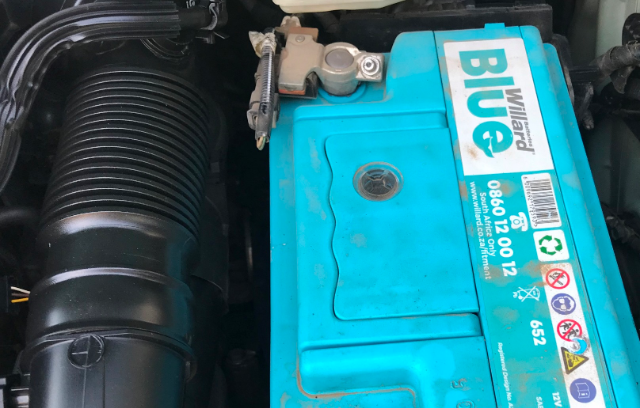 how to replace the car battery on a citroën c4 cactus