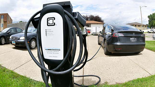 Image for article titled The Biden Administration Wants To Spend $100 Million To Fix The Country's Broken EV Chargers