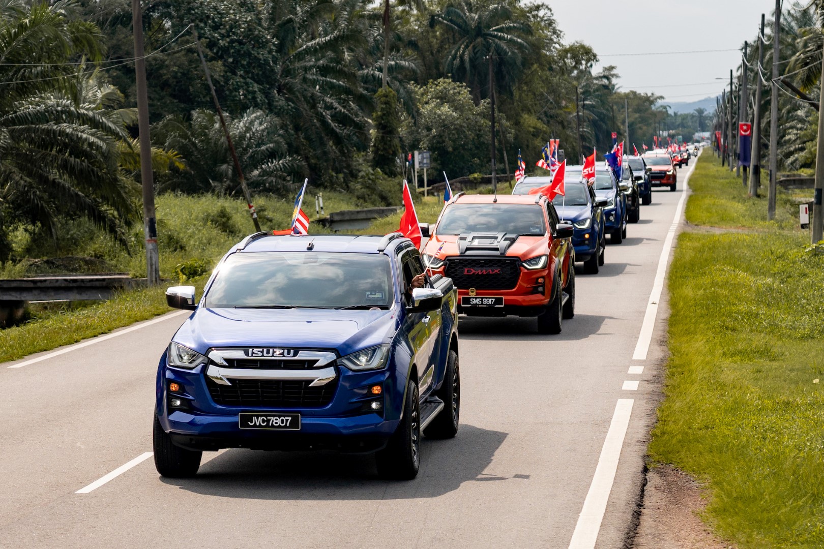 600 units of Isuzu D-Max gather to celebrate Merdeka