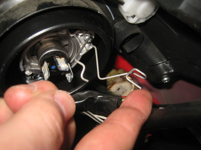 how to replace a headlight bulb on a peugeot 208