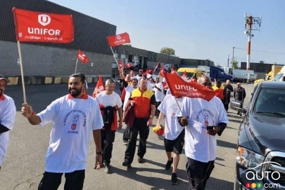 ford employees ratify deal unifor-negotiated deal, with 54 percent voting in favour