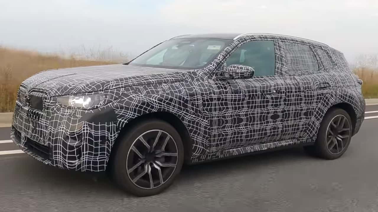 New BMW X3 crossover spied on video. 