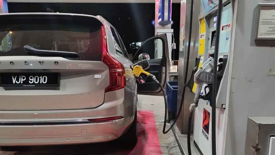 auto news, fuel subsidy 2024, fuel subsidy m40 income group, fuel subsidy b40, fuel subsidy malaysia, petrol price malaysia, only selected m40s may receive fuel subsidy in 2024, no blanket for all