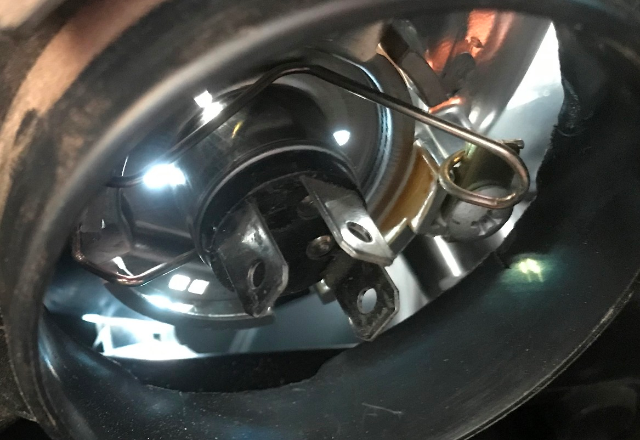 how to replace a lightbulb on a nissan np 200