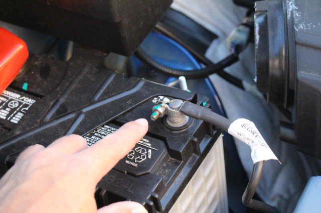 how to replace the car battery on a suzuki grand vitara