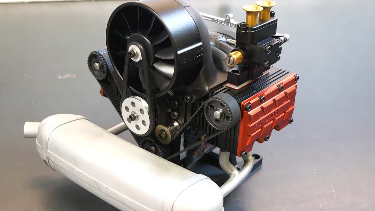 Scale boxer engine assembly and running