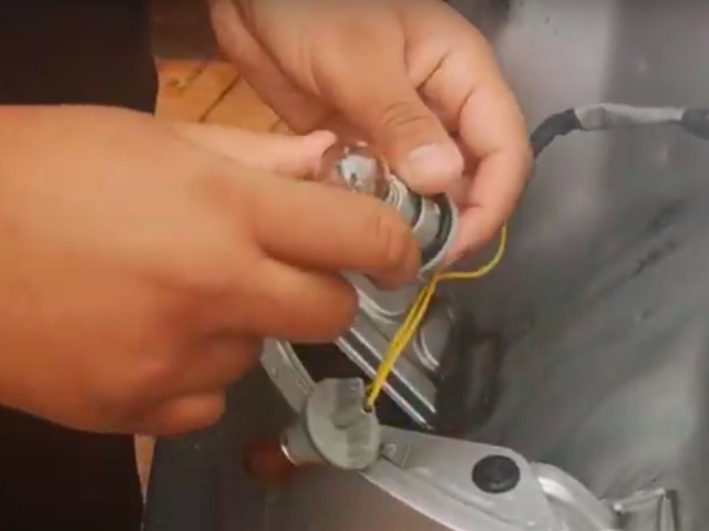 how to replace the brake light bulbs on a suzuki celerio