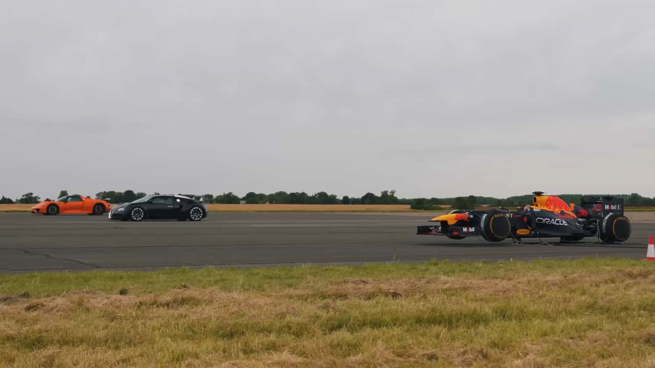 F1 car drag races two supercars