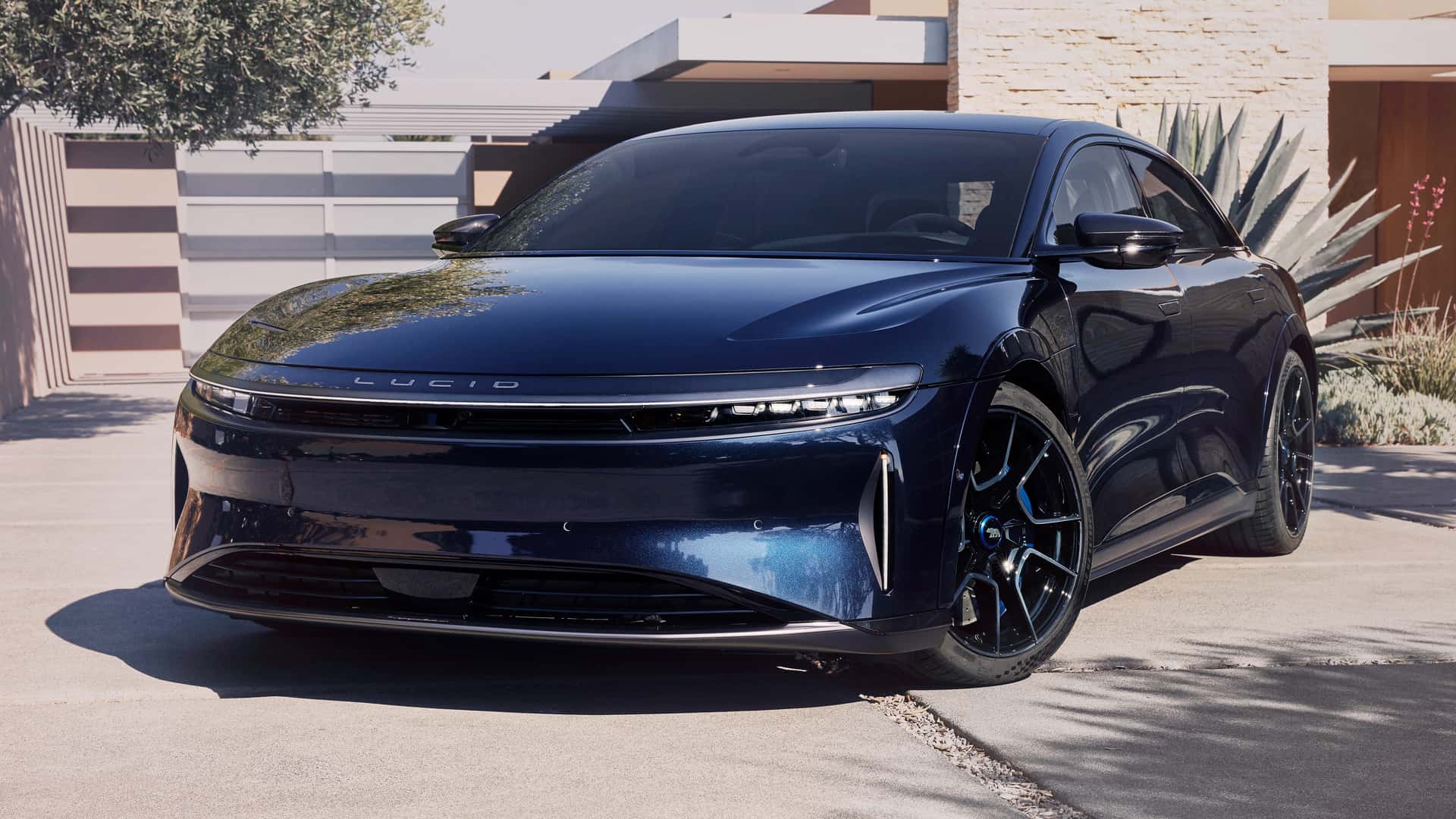 a lucid air can now directly charge other evs