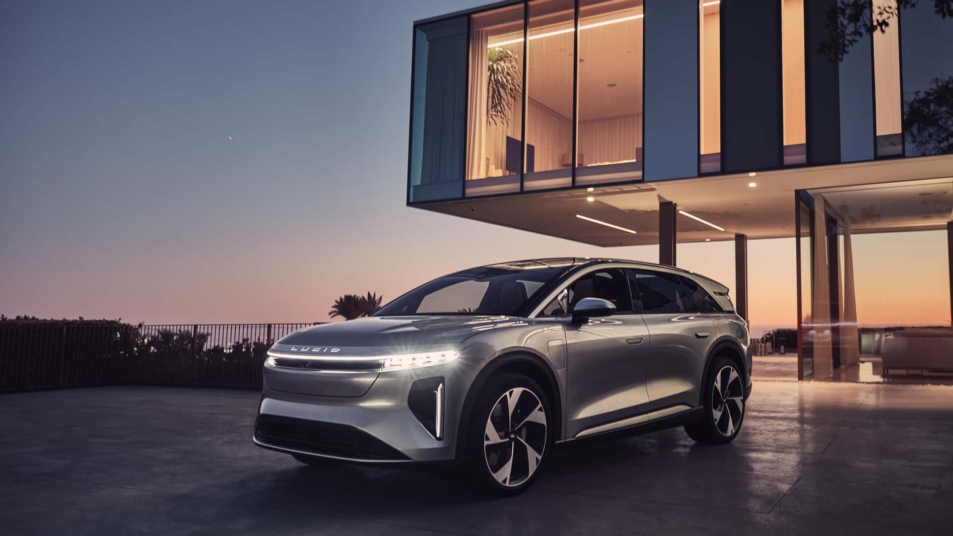 the 2025 lucid gravity is a 440-mile, seven-seat electric suv 'powerhouse'