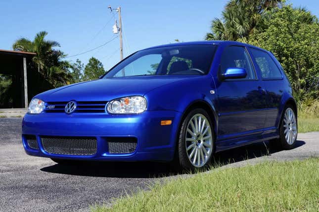 Image for article titled A Tragically Barely Driven 2004 Volkswagen R32 Is Up For Sale