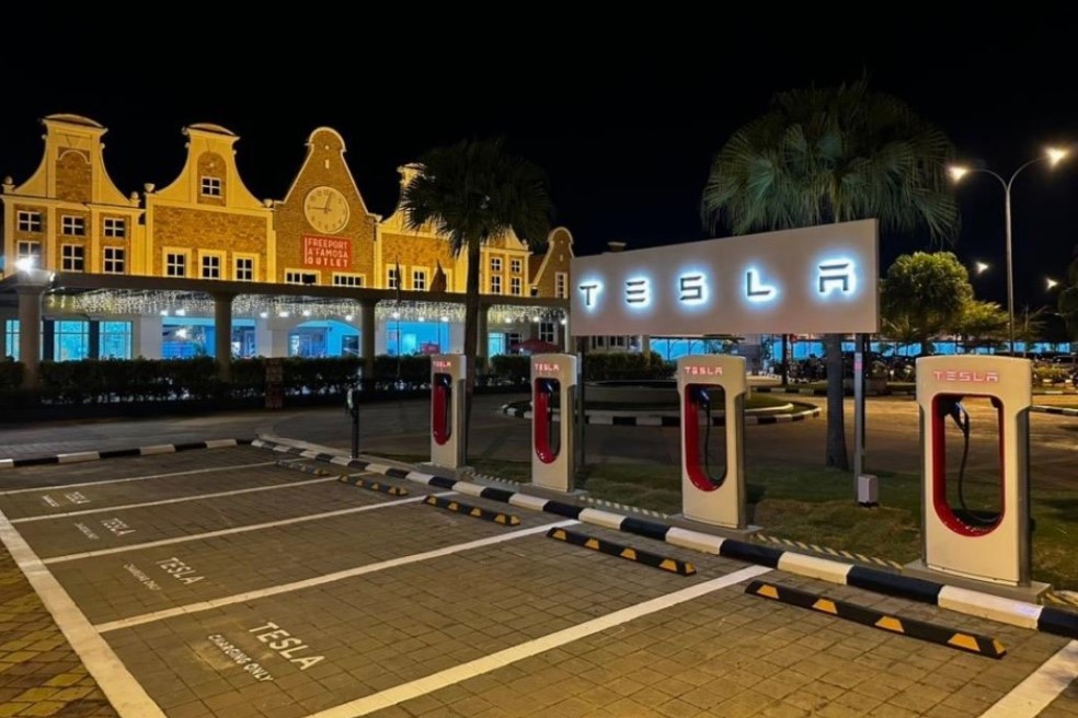 charging network, malaysia, tesla, tesla supercharger now available in freeport a’famosa outlet, melaka