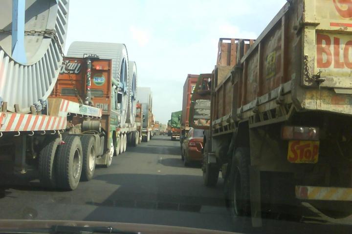 Careless truckers occupying the first lane on JNPT Road: Solutions?, Indian, Member Content, Trucks, Traffic, Mumbai, vashi, navi mumbai, panvel, JNPT road